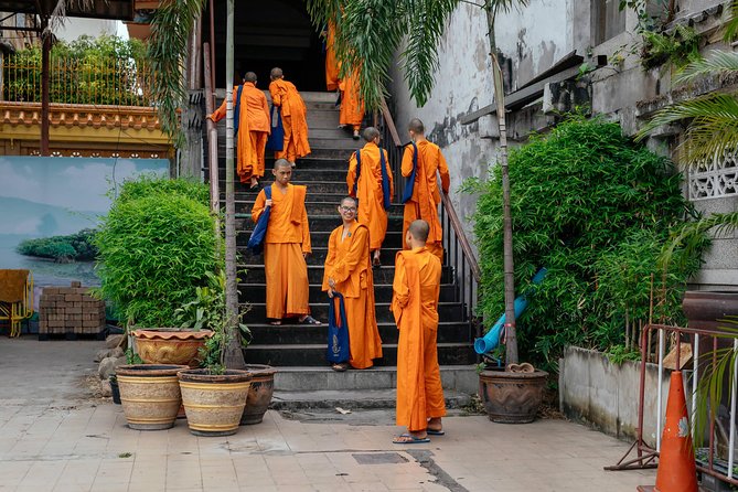 Full Day Bangkok PRIVATE City Tour With Locals - Wat Trimit & Wat Pho tickets - The guides make or break the experience