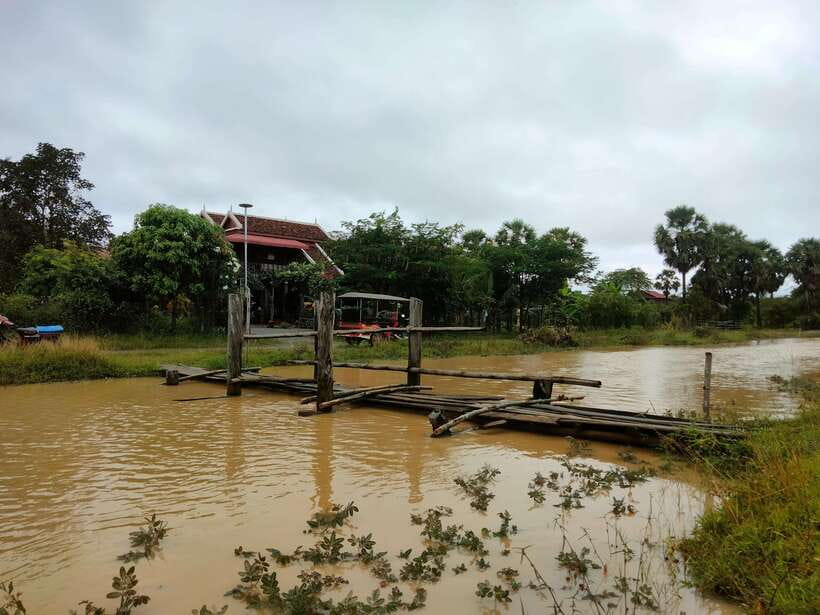 Full-day: Original bamboo train, Wat Banan, Phnom Sampov - The original bamboo train at Ou Srauo Laou