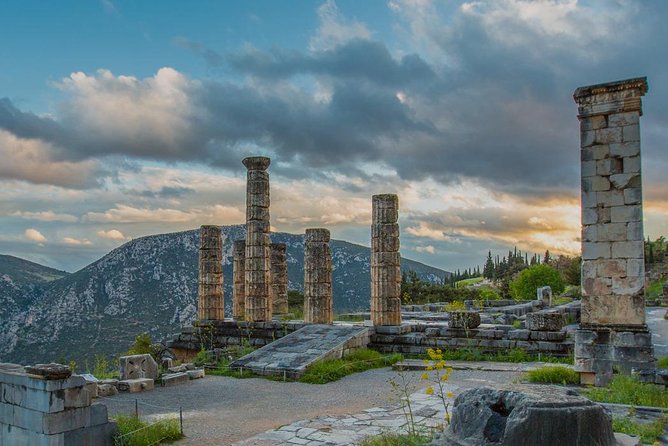 ''Full-Day Tour of Delphi-Byzantine Monastery of Hosios Loukas'' - Lunch and free time in modern Delphi