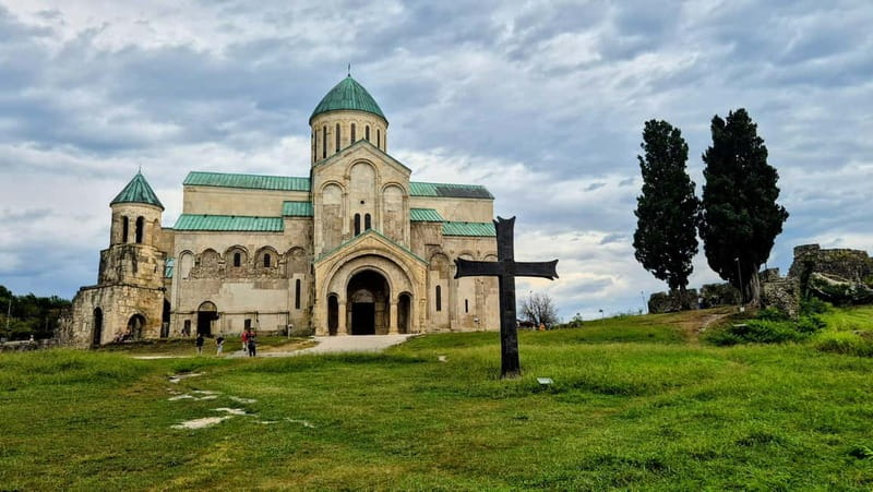 Gelati Monastery, Motsameta Monastery & Bagrati Cathedral - Motsameta Monastery and its rocky mountain setting