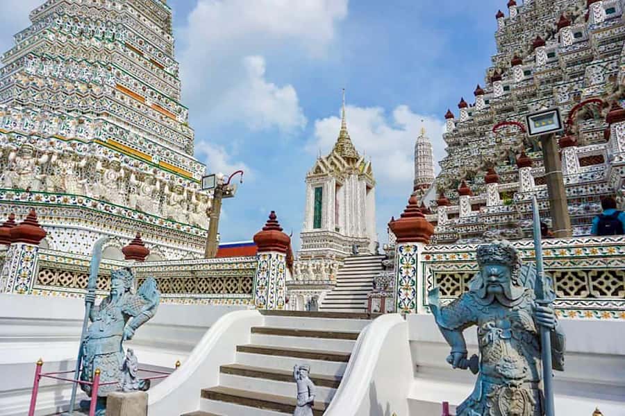 Grand Palace, Wat Pho, and Wat Arun: Guided Tour in Spanish - Crossing the Chao Phraya by boat