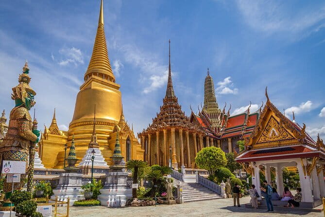 Grand Palace & Wat Phra Kaew Walking Tour with Professional Guide - What the guide adds to the walk