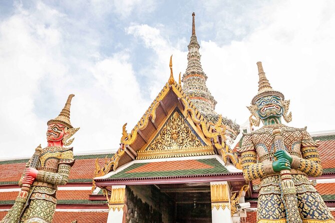 Grand Palace, Wat Phra Kaew, Wat Pho and Wat Arun Walking Tour From Bangkok - What the guides add to the experience