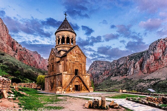 Guided tour: Khor Virap, Noravank Monastery, Areni, Jermuk - Guides, vehicles, and the rhythm of the group