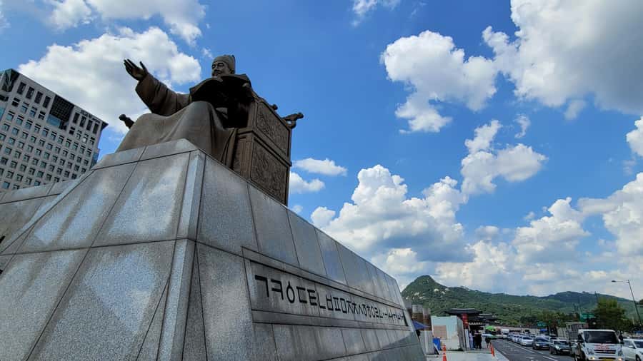 Gyeongbokgung Palace, Jogyesa Temple and Bukchon village - Herbal tea and a Korean board game