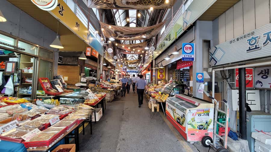 Gyeongbokgung Palace, Jogyesa Temple and Bukchon village - Walking through Bukchon Village