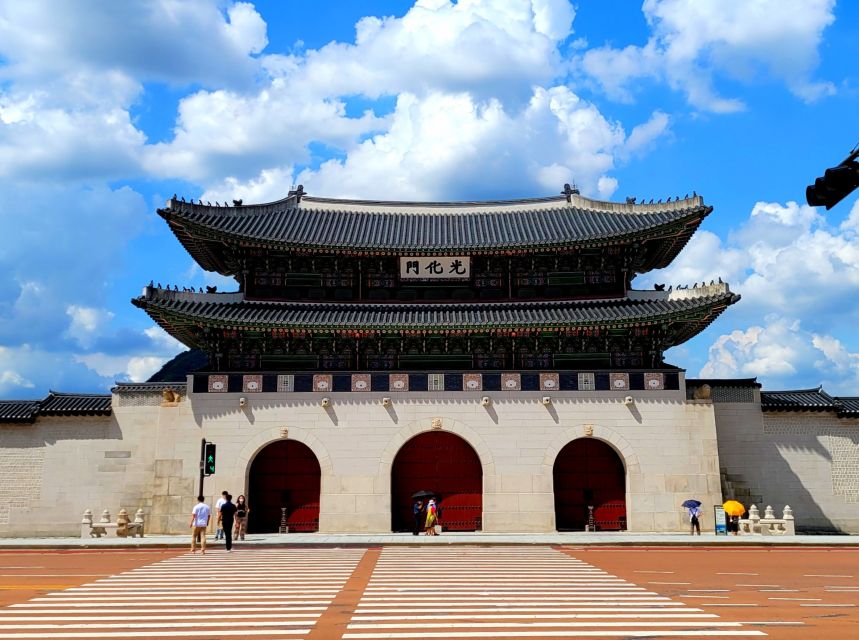 Gyeongbokgung Palace, Jogyesa Temple and Bukchon village - What the English guide adds
