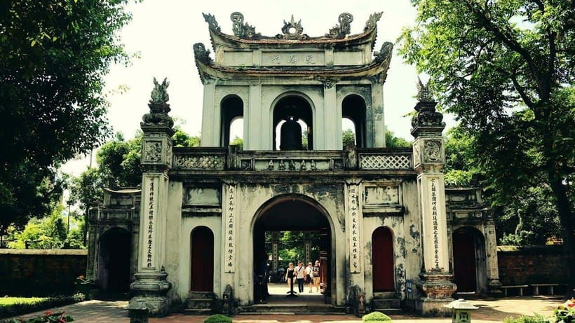 Hanoi: Full-Day Tour with Hoa Lo, Literature Temple & Guide - Hoa Lo Prison, from French colonial prison to Hanoi Hilton