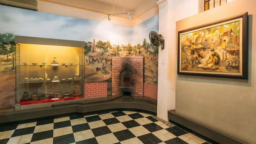 Hanoi: Full-Day Tour with Hoa Lo, Literature Temple & Guide - Guides, transport, and the pace of the day