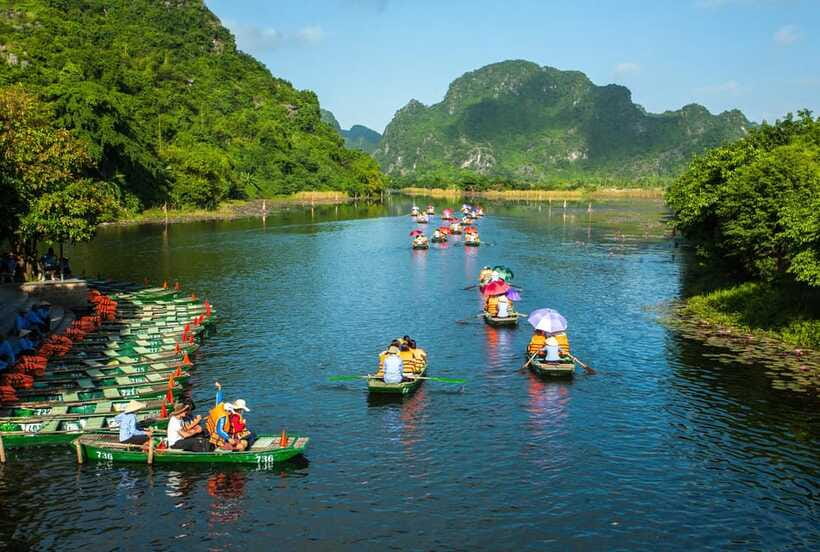 Hanoi: Ninh Binh, Trang An, Mua Cave and Bai Dinh Pagoda - Guides, group size, and how the day feels