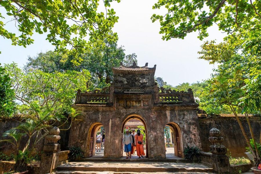 Hoi An: Secrets Of The Marble Mountains & Linh Ung Pagoda - The marble workshop and the question of souvenirs