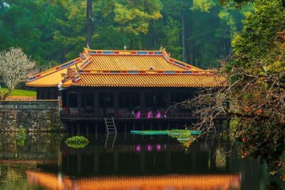 3 Tombs + Pagoda with Knowledgeable ES Driver