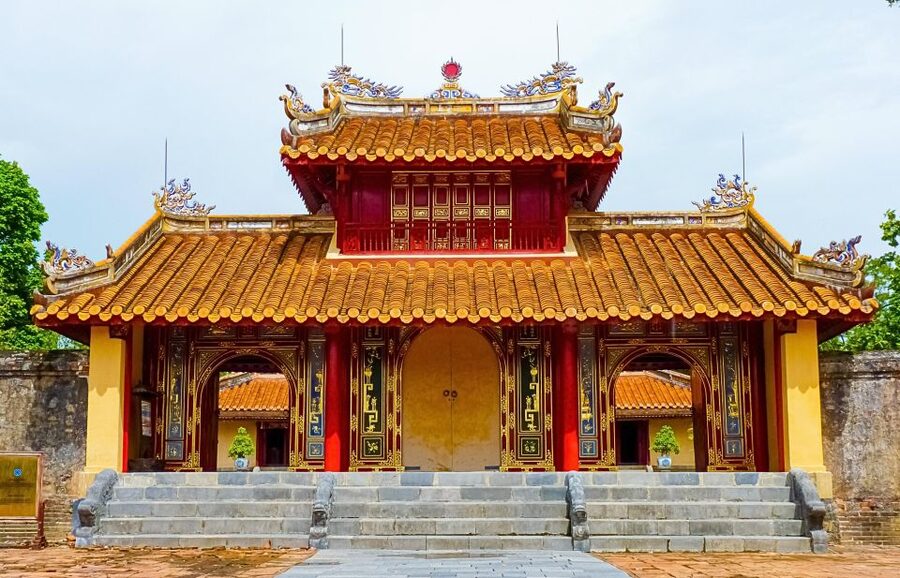 Hue: Hue Royal Tombs Tour Visit 3 Best Tombs & Pagoda - What the private car changes