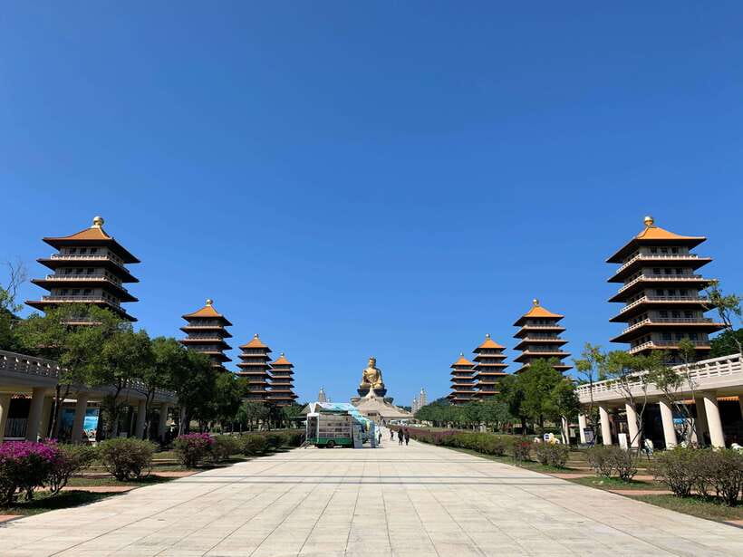 Kaohsiung: Private City Tour with Fo Guang Shan Museum - Lotus Pond and the Dragon and Tiger Pagodas