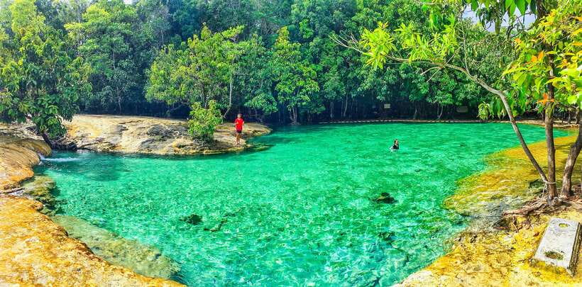 Krabi: Tiger Cave Temple, Emerald Pool and Hot Springs Tour - Lunch at a local restaurant