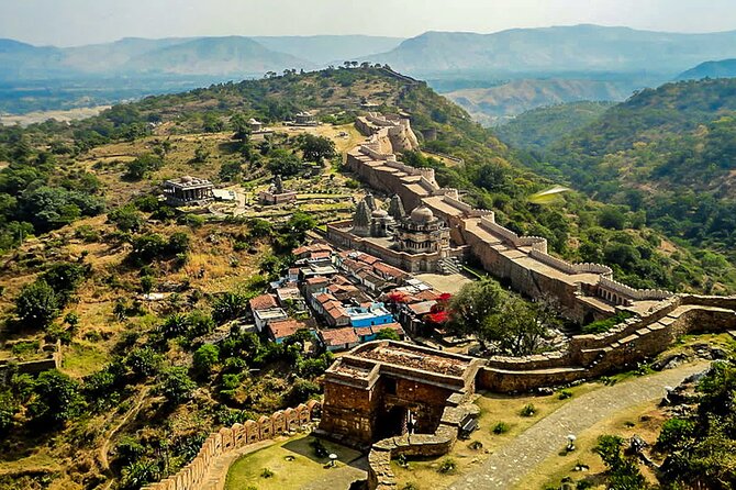 Kumbhalgarh & Ranakpur Day Trip from Udaipur with Guide and Lunch - Walking through Kumbhalgarh Fort