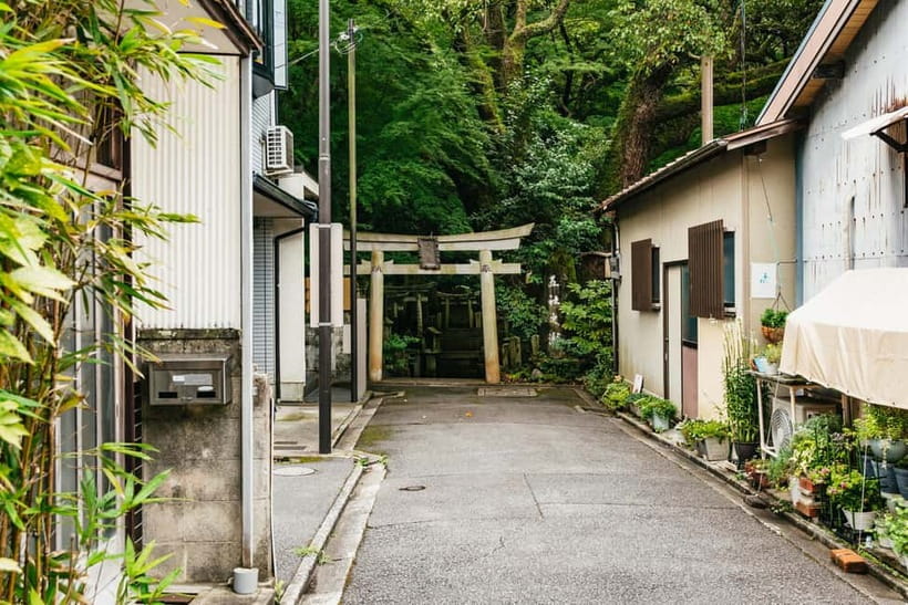 Kyoto: 3-Hour Fushimi Inari Shrine Hidden Hiking Tour - The main Fushimi Inari shrine and street food