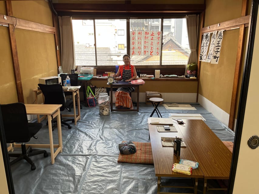 Kyoto: Calligraphy class at Buddhist temple in city center - Floor seating and accessibility