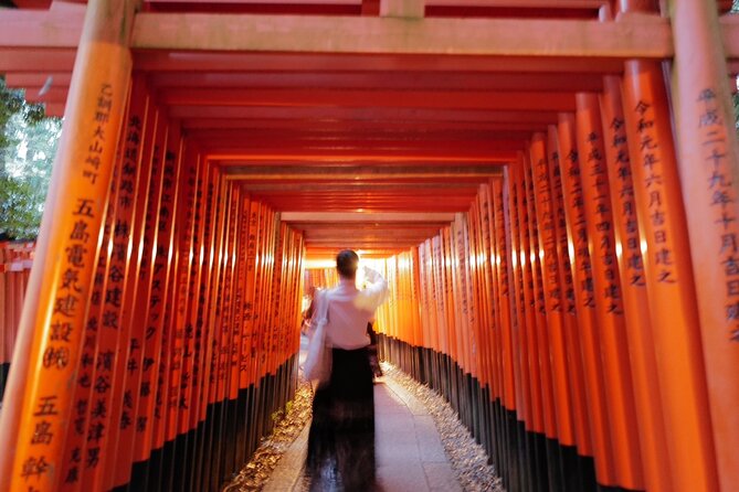 Kyoto Fushimi-Inari Night Walking Tour - Meeting the guide at the fox statue