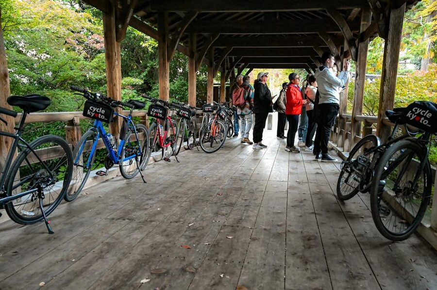 Kyoto: Half-day Guided Bike Tour with Fushimi Inari - Higashi-Honganji and the calm of a huge temple
