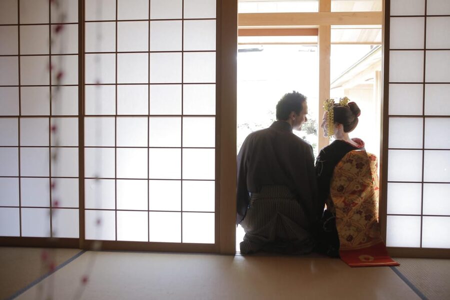 Kyoto kiyomizu Temple : Maiko and Samurai Couple Photoshoot - Posing with help from the photographer