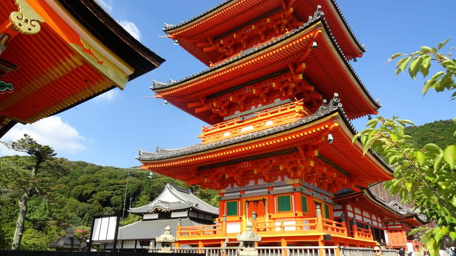 Kyoto: Kiyomizudera, Higashiyama and Yasaka Discovery Tour - Yasaka Shrine and the edge of Gion