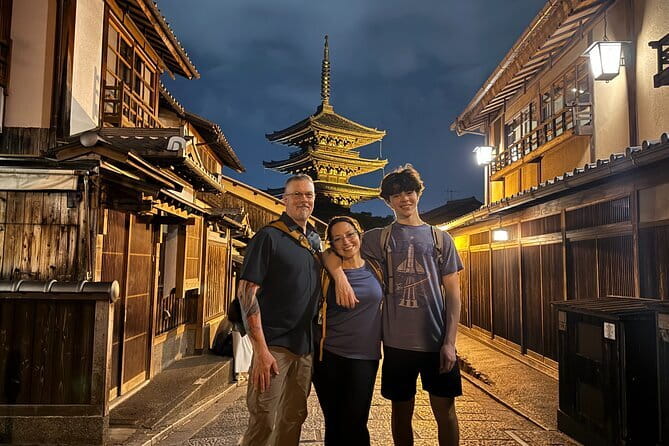 Kyoto Magical Night English Tour: Gion & Fushimi Inari Shrine - Yasaka Pagoda and the old Higashiyama streets