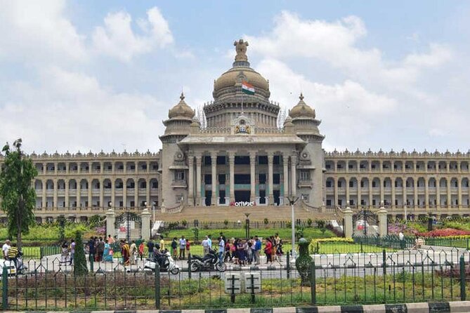 Lalbagh+Bull Temple+Tipu Palace+Market+Lunch=Bangalore City Tour - Meeting the Big Bull at Basavanagudi