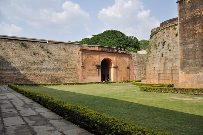 Lalbagh+Bull Temple+Tipu Palace+Market+Lunch=Bangalore City Tour - KR Market, where the city gets practical
