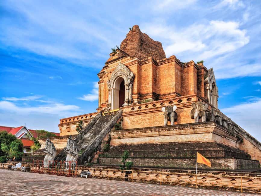 Long Neck Village, Silver Temple & Chiang Mai Top Sites - Karen Long Neck Village and local handicrafts