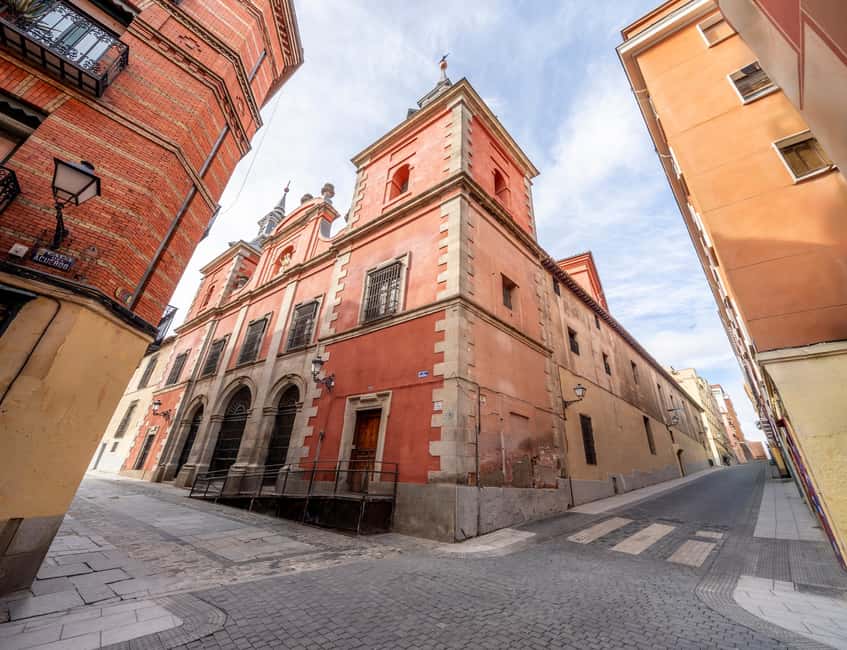 Madrid: Entrance to the Monastery of Las Comendadoras de Santiago - The girls’ chapel and its unusual place in the visit