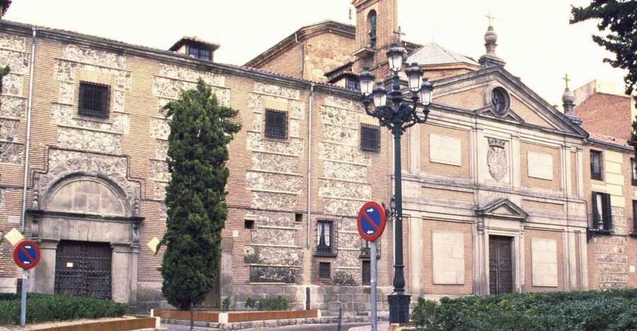 Madrid: Guided Walking Tour of Monasterio de las Descalzas - The cloister and the Good Friday procession route