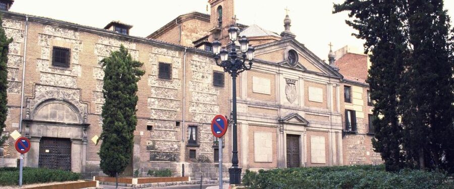 Madrid: Guided Walking Tour of Monasterio de las Descalzas - Starting at the facade and entrance