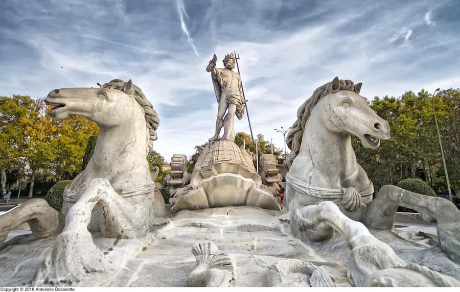 Madrid Must-see with Atardeder at the Debod Temple - Plaza de la Armería and Almudena Cathedral