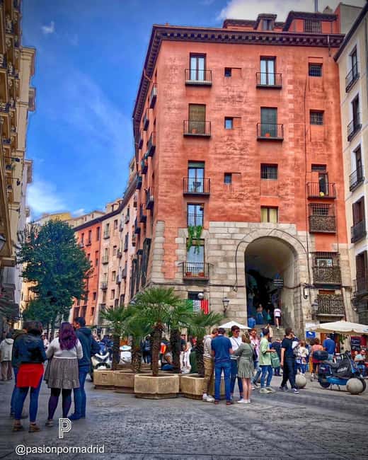 Madrid Must-see with Atardeder at the Debod Temple - Sabatini Gardens and the royal quarter