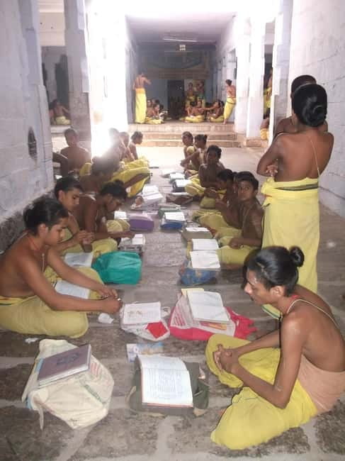 Madurai: City Highlights Temple and Market Tour - What the guide adds to the experience