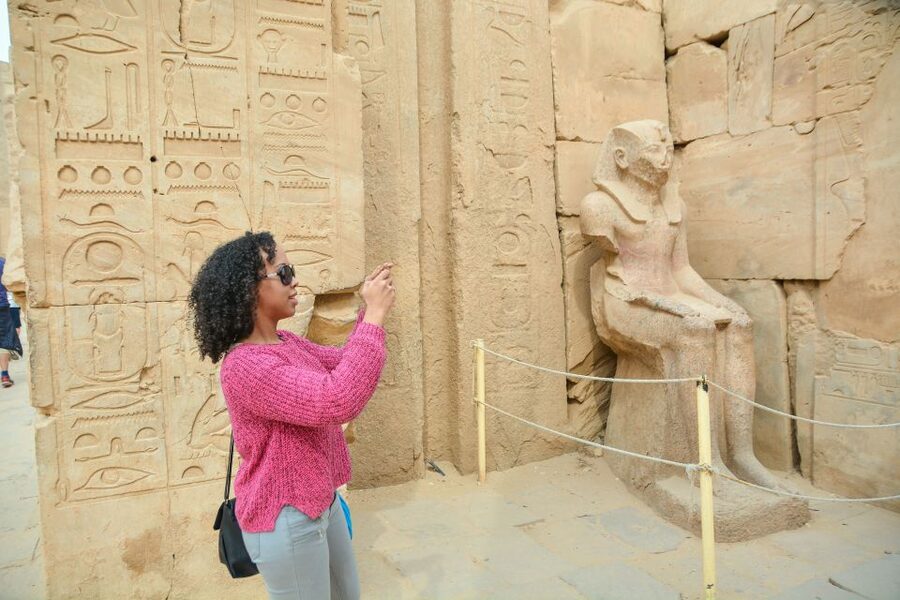 Marsa Alam: Valley of the Kings & Karnak Temples Luxor Tour - Shopping for oils and scarves