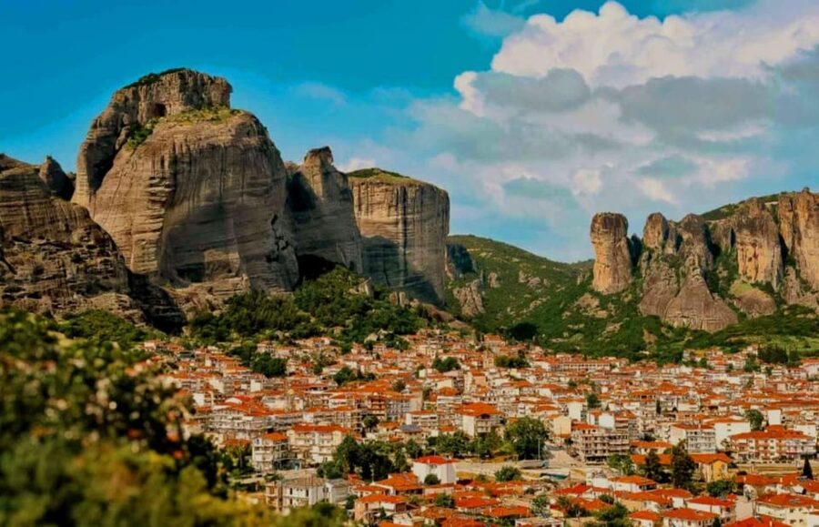 Meteora Monasteries: Full Day Tour from Athens - Pickup in Athens and the long road north