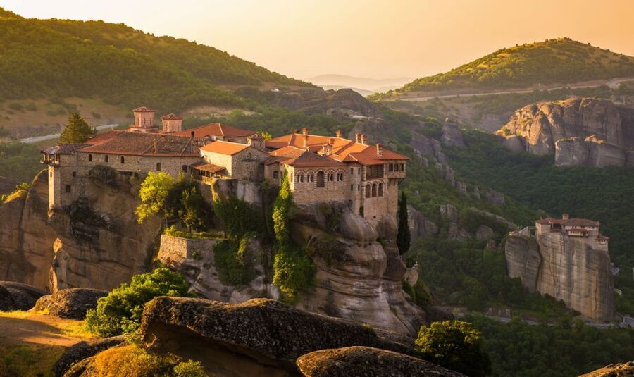 Meteora: Monasteries Tour, Lunch, and Athens Transfer Option - Why Meteora works best from a minibus