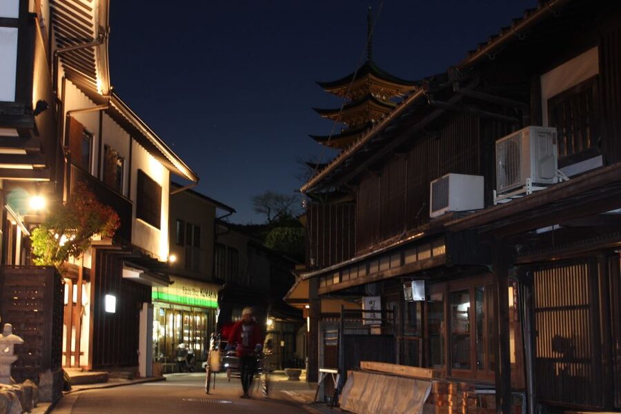 Miyajima: Private Rickshaw Tour to Itsukushima Shrine - Senjokaku Shrine and Toyotomi Hideyoshi