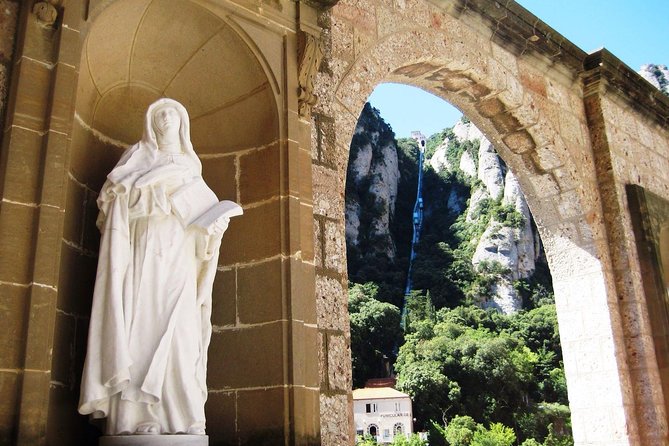 Montserrat Monastery and Sagrada Familia Tour with Liquor Tasting - The early ride to Montserrat