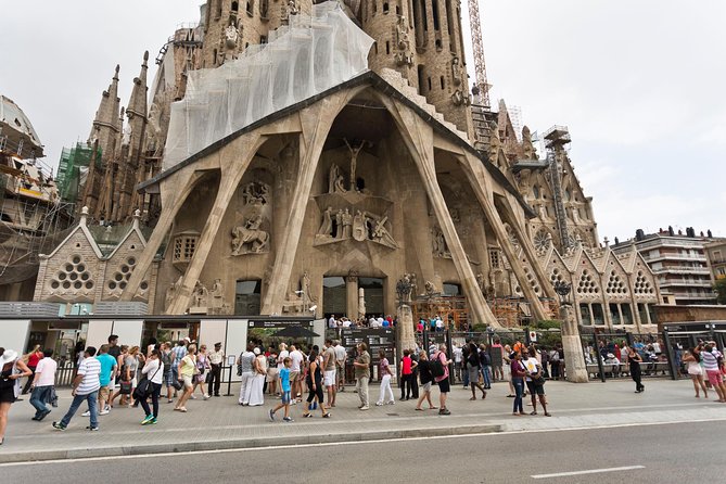 Montserrat Monastery and Sagrada Familia Tour with Liquor Tasting - What the schedule feels like in practice