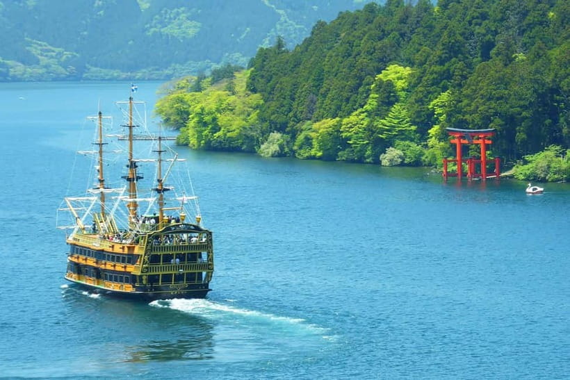 Mt Fuji Hakone/Enoshima Tour:Optional Ropeway/Lake Ashi Boat - Lake Ashi and the red torii gate