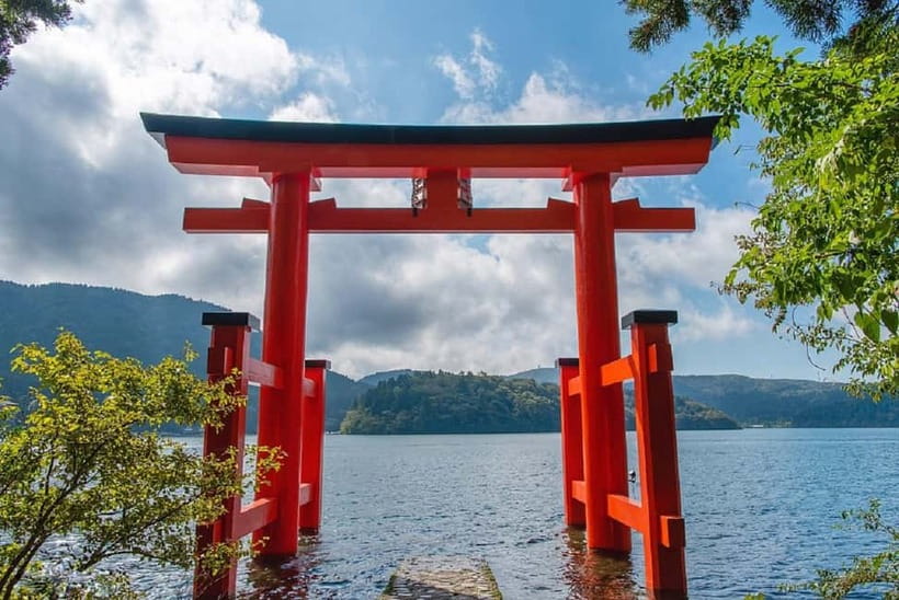 Mt Fuji Hakone/Enoshima Tour:Optional Ropeway/Lake Ashi Boat - Sailing Lake Ashi on the Hakone Pirate Ship
