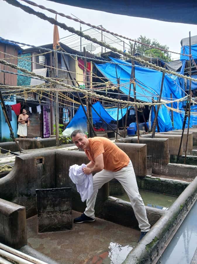 Mumbai: 2 Hours Markets And Temple Tour - Feeding cows at the sanctuary