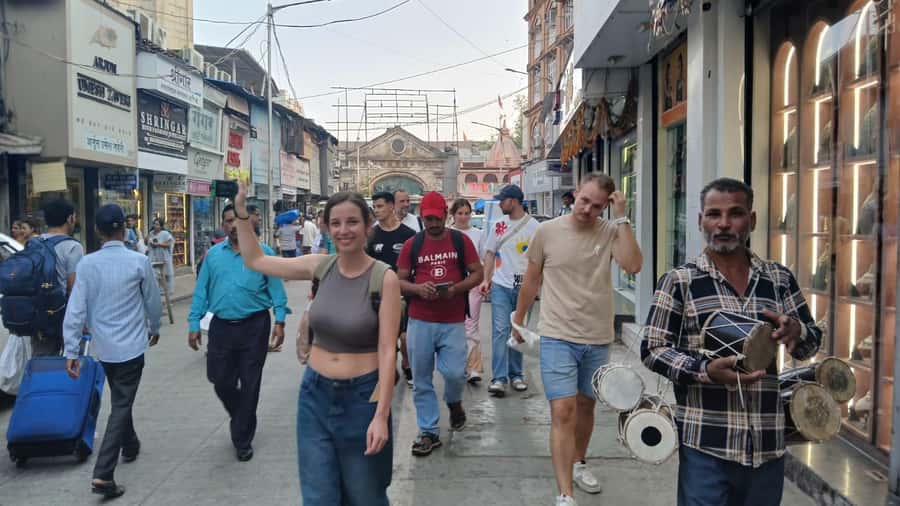 Mumbai: 2 Hours Markets And Temple Tour - A local ride and a short chai break