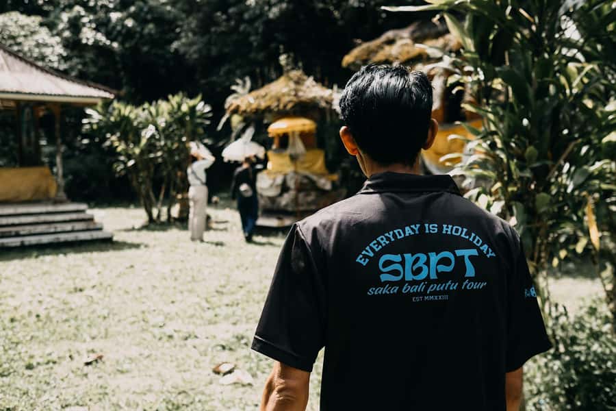 Munduk: Twin Lake Jungle Hike, Ulun Danu Temple, & Waterfall - Who should book this experience