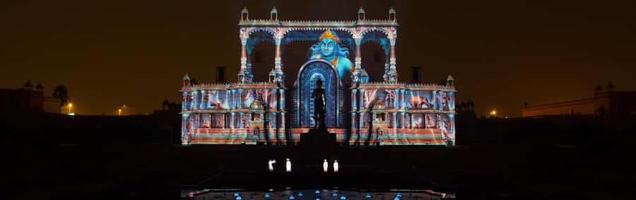 New Delhi: Akshardham Exhibition, Light & Water Show Tour - Arriving at the temple complex