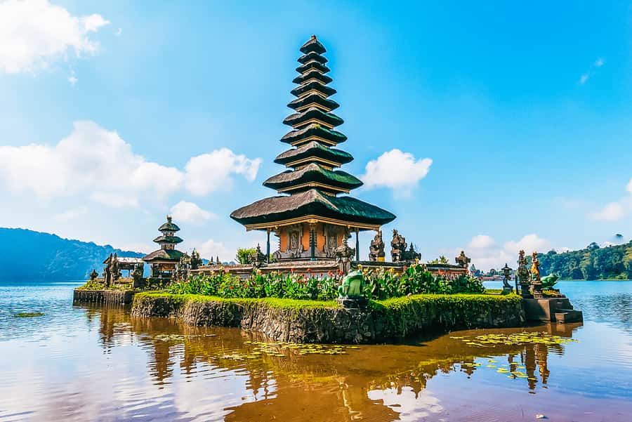 North Bali: Sunrise Tour with Dolphins, Waterfalls & Temples - Ulun Danu Bratan and the temple on the lake