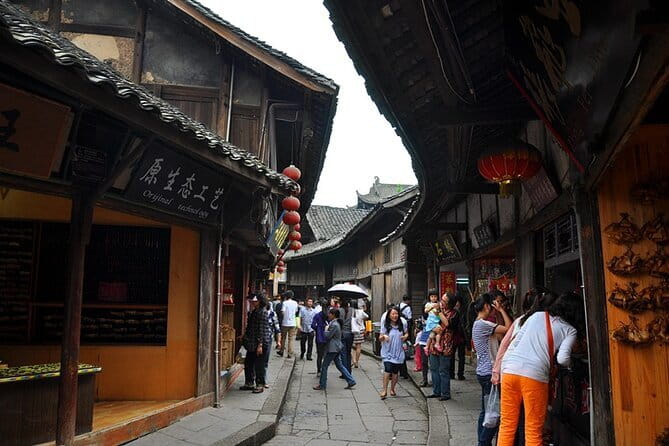One Day Trip to Chengdu Panda Base and Leshan Buddha Tour - Two Chengdu icons in one ambitious day